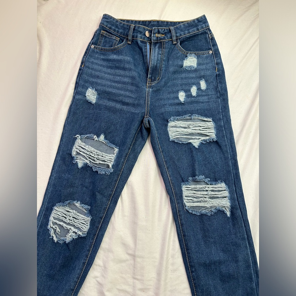 SHEIN EZwear Ripped Frayed Tapered Jeans